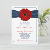 Rood Gerber Daisy Navy Ribbon Wedding Uitnodiging (Staand voorkant)