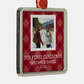 Rood geruit Ons Eerste Kerstmis Metalen Ornament (Rechts)