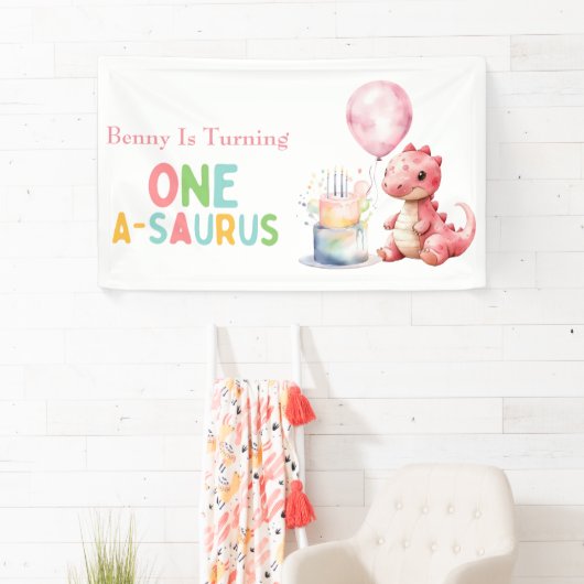 Rood geschilderde dinosaurus op een Saurus verjaar Spandoek (Insitu)