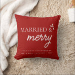 Rood Getrouwd & Vrolijk Onze eerste Kerstmis Pas g Kussen<br><div class="desc">Vier uw eerste Kerstmis samen als pasgetrouwden met onze "Red Married & Merry Our First Christmas" aangepaste kussen. Dit feestelijke en gepersonaliseerde kussen voegt een gezellige touch toe aan uw vakantiedecor en zorgt voor een onvergetelijke aandenken. Aangepaste Pas getrouwd Keepsake: Personaliseer dit kussen met uw namen en het jaar van...</div>