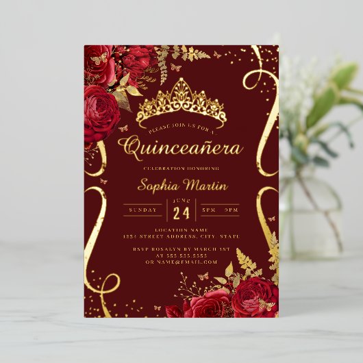 Rood Goud Bloemen Elegante Scroll Quinceanera Folie Uitnodiging (Staand Voorkant)