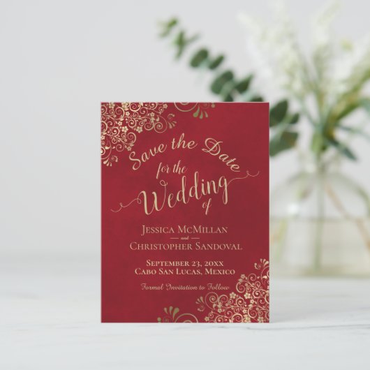 Rood & Goud Chique Kalligrafie Bruiloft Save the D Aankondigingskaart (Staand voorkant)