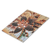 Rood goud edelstenen sieraden op print achtergrond notitieblok (Schuin)