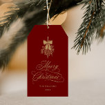 Rood & Goud Holly Berry Boeket Romantische Kerst Cadeaulabel<br><div class="desc">Dit kerstcadeau-label is voorzien van elegante en romantische,  wervelende kalligrafiebelettering met een winterhulstbessenboeket en een eenvoudig dennenboompatroon op de achterkant. Voor meer geavanceerde aanpassing van dit ontwerp,  klikt u op de BLUE DESIGN TOOL BUTTON hierboven!</div>