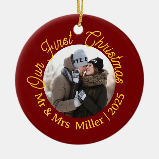 Rood & Goud Onze eerste Kerst 2025 Foto Keepsake Keramisch Ornament (Voorkant)