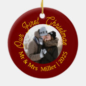 Rood & Goud Onze eerste Kerst 2025 Foto Keepsake Keramisch Ornament (Achterkant)