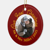 Rood & Goud Onze Eerste Kerstmis 2025 Foto Aandenk Keramisch Ornament (Links)