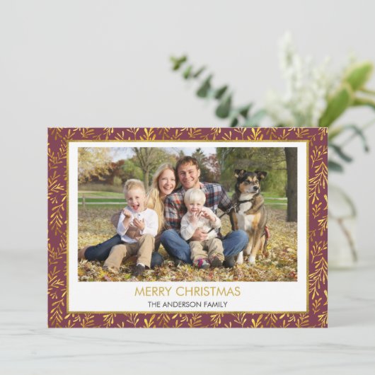 Rood - Gouden Blad Blad Vrolijk Kerstfeest Familie Feestdagenkaart (Staand voorkant)