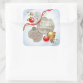 Rood, gouden kerstballen, ster op sprankelende sne vierkante sticker (Tas)