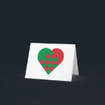 Rood Groen Deens Hart Feestdagen Kaart<br><div class="desc">De vorm van het hart in rood en groen gebaseerd op een traditioneel Deens ontwerp met een geweven schaakbord zien eruit.</div>