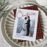 Rood & Groen Geplaagd Vrolijk Kerstscript Foto Feestdagenkaart<br><div class="desc">Deze prachtige, moderne Classic Red & Green Plaid Merry Christmas Script Photo Christmas Holiday Kaart is voorzien van uw verticale trouwfoto achter een witte rand. Het woord 'Merry' komt voor in de breakout border-mode in de linker bovenhoek, gevolgd door het woord 'Christmas' in een prachtige, gedurfde, met de hand geletterde...</div>