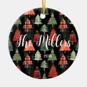 Rood & groen geplakte kerstbomen op zwart keramisch ornament
