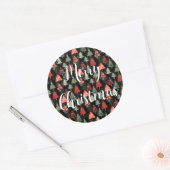 Rood & groen geplakte kerstbomen op zwart ronde sticker (Envelop)