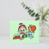 Rood haar meisje met verjaardagscadeaus T-shirts Briefkaart (Staand voorkant)