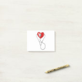 Rood hart en stethoscoop post-it® notes (Op bureau)