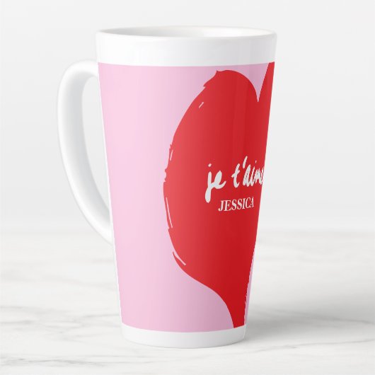 Rood hart met je t’aime-tekst op roze achtergrond latte mok (Linkerhoek)