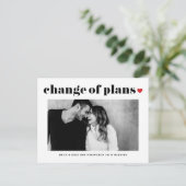 Rood Hart Moderne Wijziging van Plannen Trouwen Aankondigingskaart (Staand voorkant)