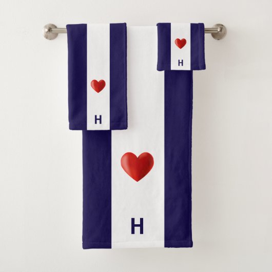 Rood hart & monogram op marineblauw & wit gestreep bad handdoek (Insitu)