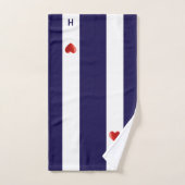 Rood hart & monogram op marineblauw & wit gestreep bad handdoek (Handdoek)