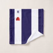 Rood hart & monogram op marineblauw & wit gestreep bad handdoek (Wasdoekje)