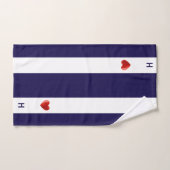 Rood hart & monogram op marineblauw & wit gestreep bad handdoek (Handdoek)