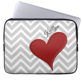 Rood hart op grijze Chevron Stripe met naam Laptop Sleeve