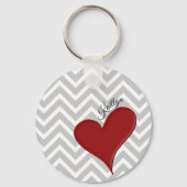 Rood hart op grijze Chevron Stripe met naam Sleutelhanger (Voorkant)