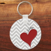 Rood hart op grijze Chevron Stripe met naam Sleutelhanger (Voorkant)