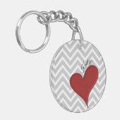 Rood hart op grijze Chevron Stripe met naam Sleutelhanger (Voorkant Links)