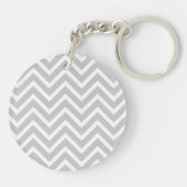 Rood hart op grijze Chevron Stripe met naam Sleutelhanger (Achterkant)