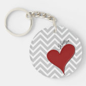 Rood hart op grijze Chevron Stripe met naam Sleutelhanger (Voorkant)