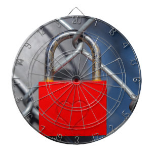 Rood hartslot op hek dartbord