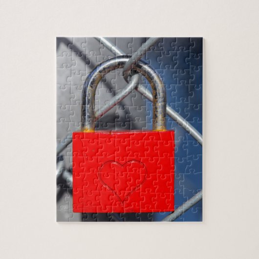 Rood hartslot op hek legpuzzel (Verticaal)