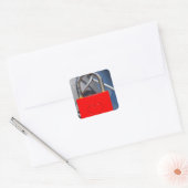 Rood hartslot op hek vierkante sticker (Envelop)