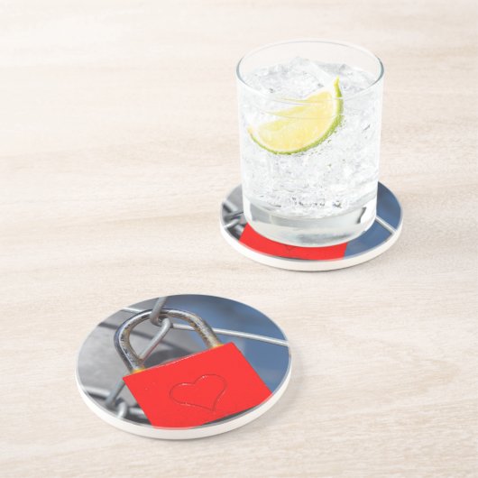 Rood hartslot op hek zandsteen onderzetter (Zijkant)