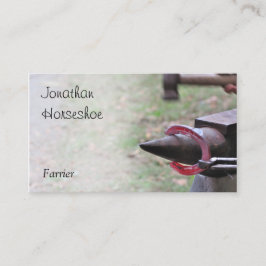 Rood heet hoefijzer op een aambeeld visitekaartje