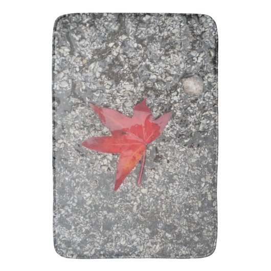 Rood herfst blad in regen op grijze, getextureerde badmat (Voorkant Verticaal)