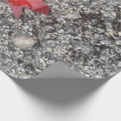 Rood herfst blad in regen op grijze, getextureerde cadeaupapier (Hoek)