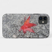 Rood herfst blad in regen op grijze, getextureerde Case-Mate iPhone case (Achterkant (horizontaal))