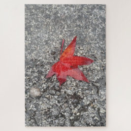 Rood herfst blad in regen op grijze, getextureerde legpuzzel