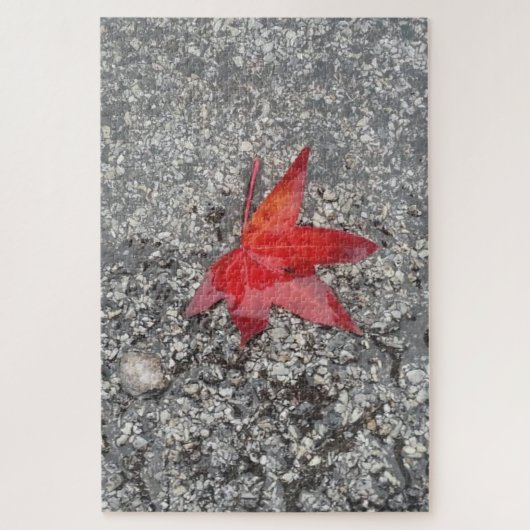 Rood herfst blad in regen op grijze, getextureerde legpuzzel (Verticaal)