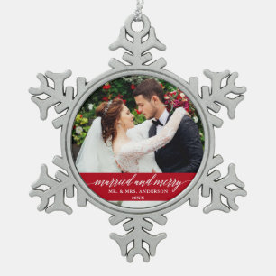 Rood huwelijkshuwelijk en prettig huwelijk tin sneeuwvlok ornament