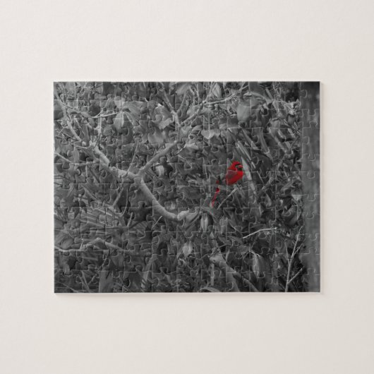 Rood kardinaal in een zwarte en witte boom legpuzzel (Horizontaal)
