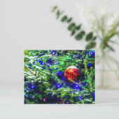 Rood kerstbal, groene sparrenboom briefkaart (Staand voorkant)