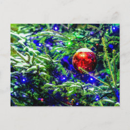 Rood kerstbal, groene sparrenboom briefkaart