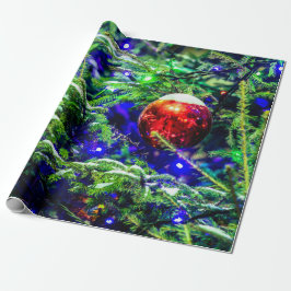 Rood kerstbal, groene sparrenboom cadeaupapier
