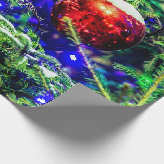 Rood kerstbal, groene sparrenboom cadeaupapier (Hoek)