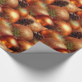 Rood kerstbal met gouden design en fir-kloon cadeaupapier (Hoek)