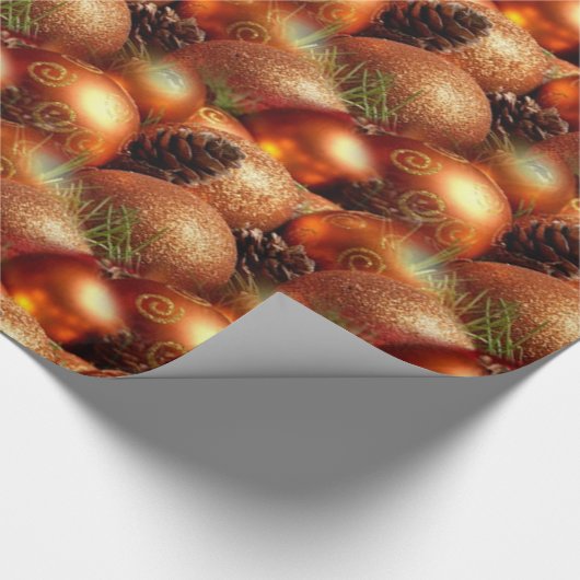 Rood kerstbal met gouden design en fir-kloon cadeaupapier (Hoek)