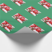 Rood kerstbal met groene achtergrond sneeuwvakanti cadeaupapier (Hoek)